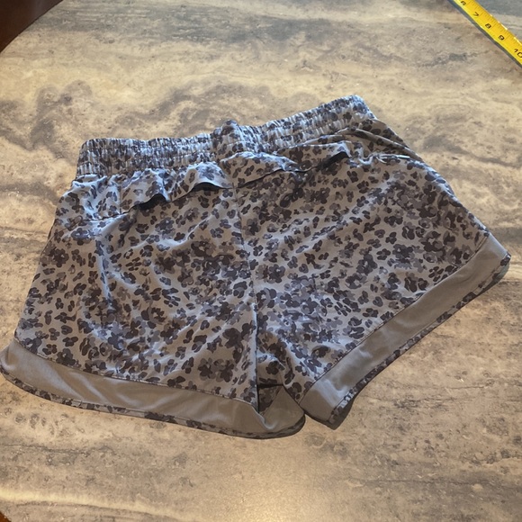 Athleta black & gray abstract flowers print Mesh Racer Run Shorts S - Picture 2 of 8